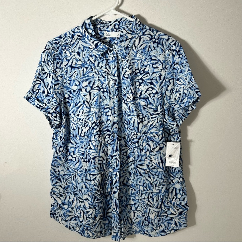 Croft & Barrow Blue and Short Sleeve Button White Leaf Pattern Shirt Size L NWT